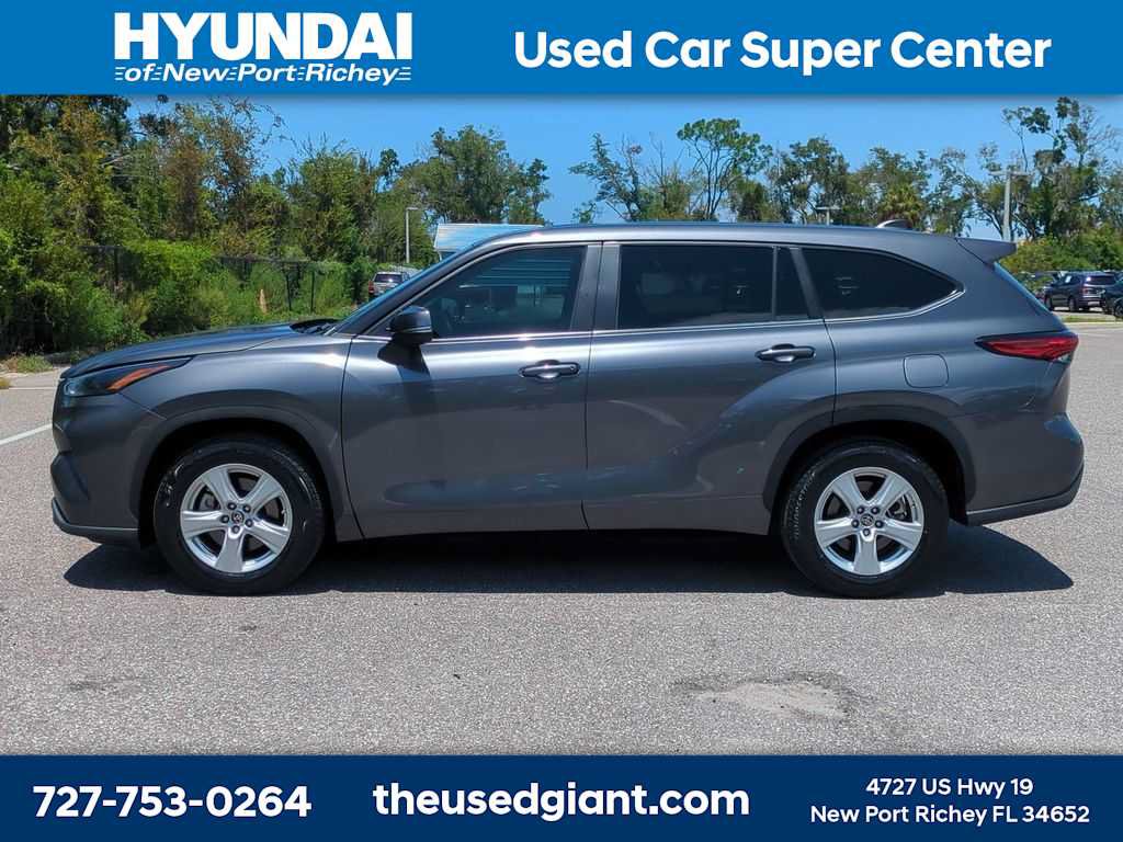Used 2023 Toyota Highlander LE FWD image 2