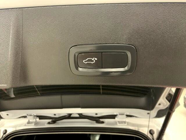 Used 2022 Volvo XC40 T4 Momentum image 32