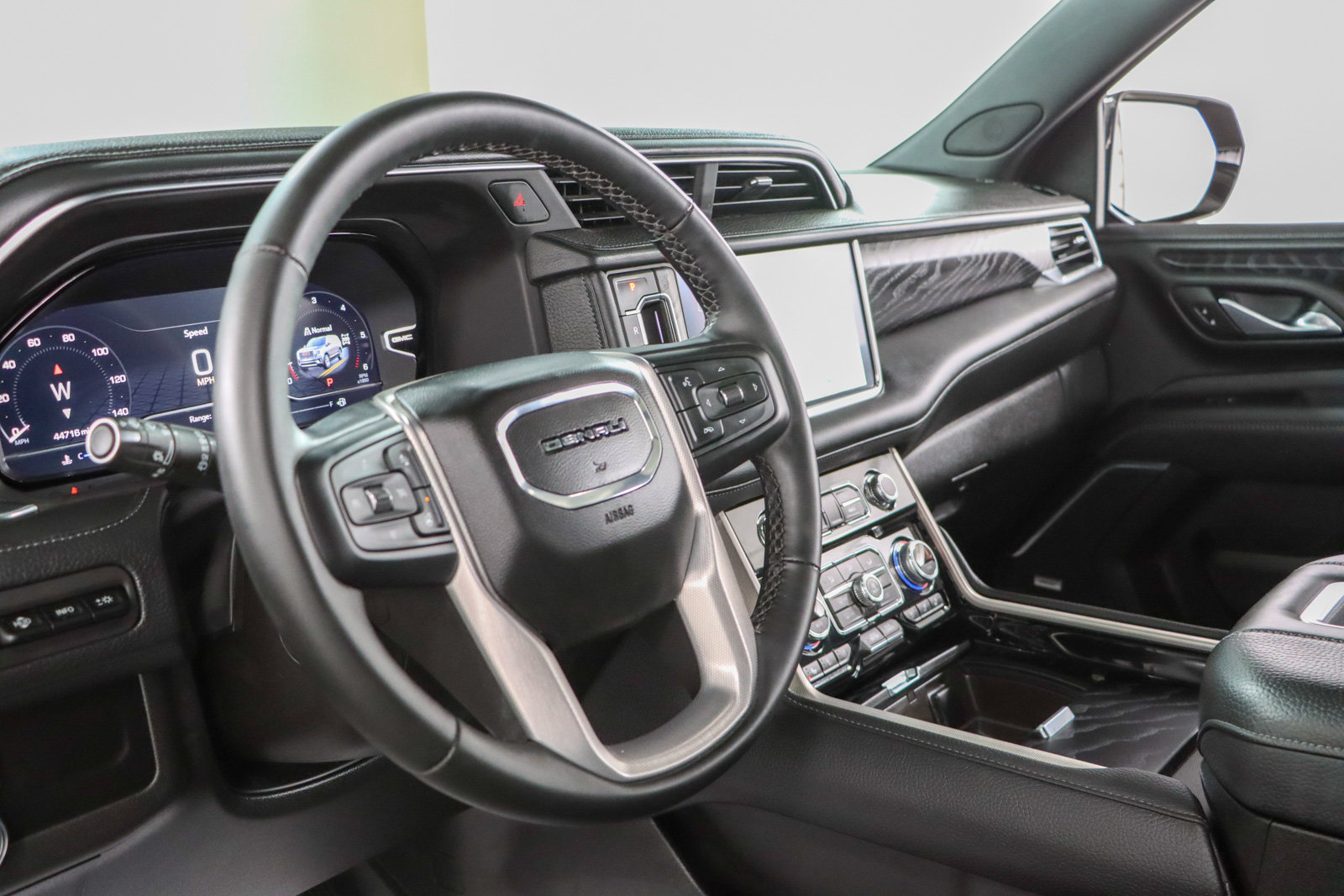 Used 2023 GMC Yukon Denali AWD/4WD image 26