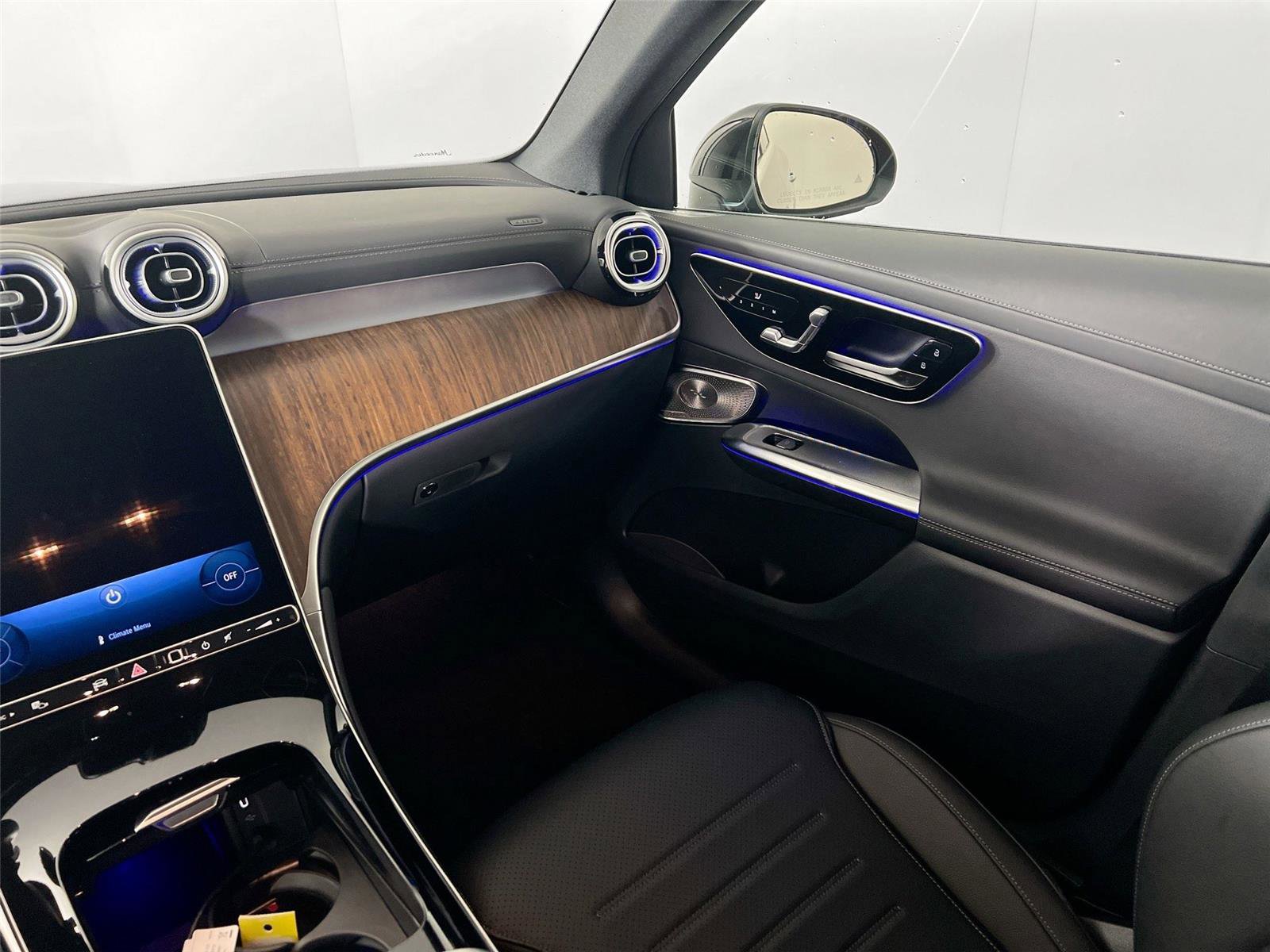 Used 2025 Mercedes-Benz GLC 300 4MATIC image 24