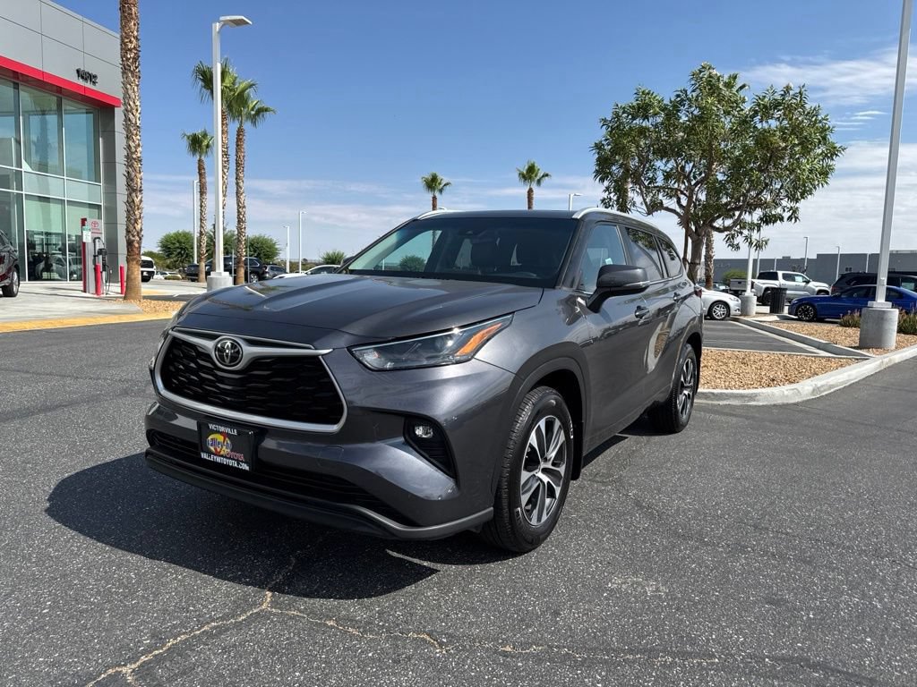 Used 2023 Toyota Highlander XLE AWD/4WD image 3