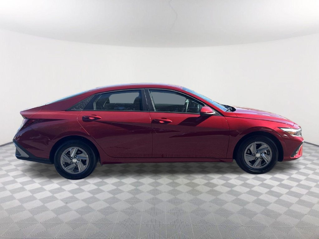 Used 2025 Hyundai Elantra SE FWD image 4