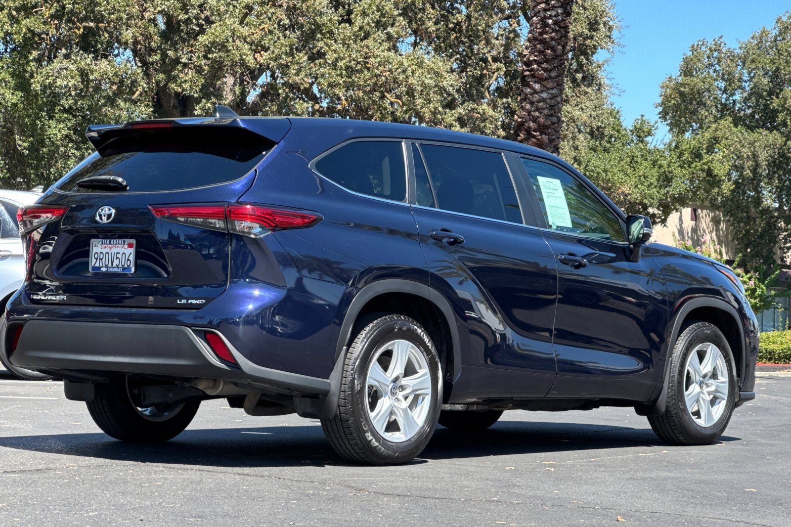Used 2023 Toyota Highlander LE AWD/4WD image 3