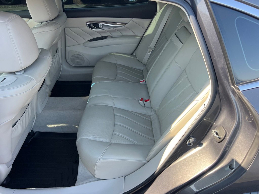 Used 2015 INFINITI Q70 L 3.7 w/ Deluxe Touring Package image 14