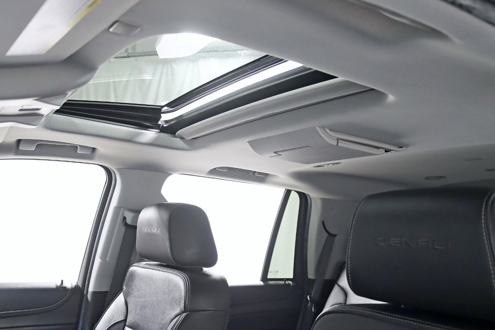 Used 2018 GMC Yukon Denali w/ Denali Ultimate Package image 32