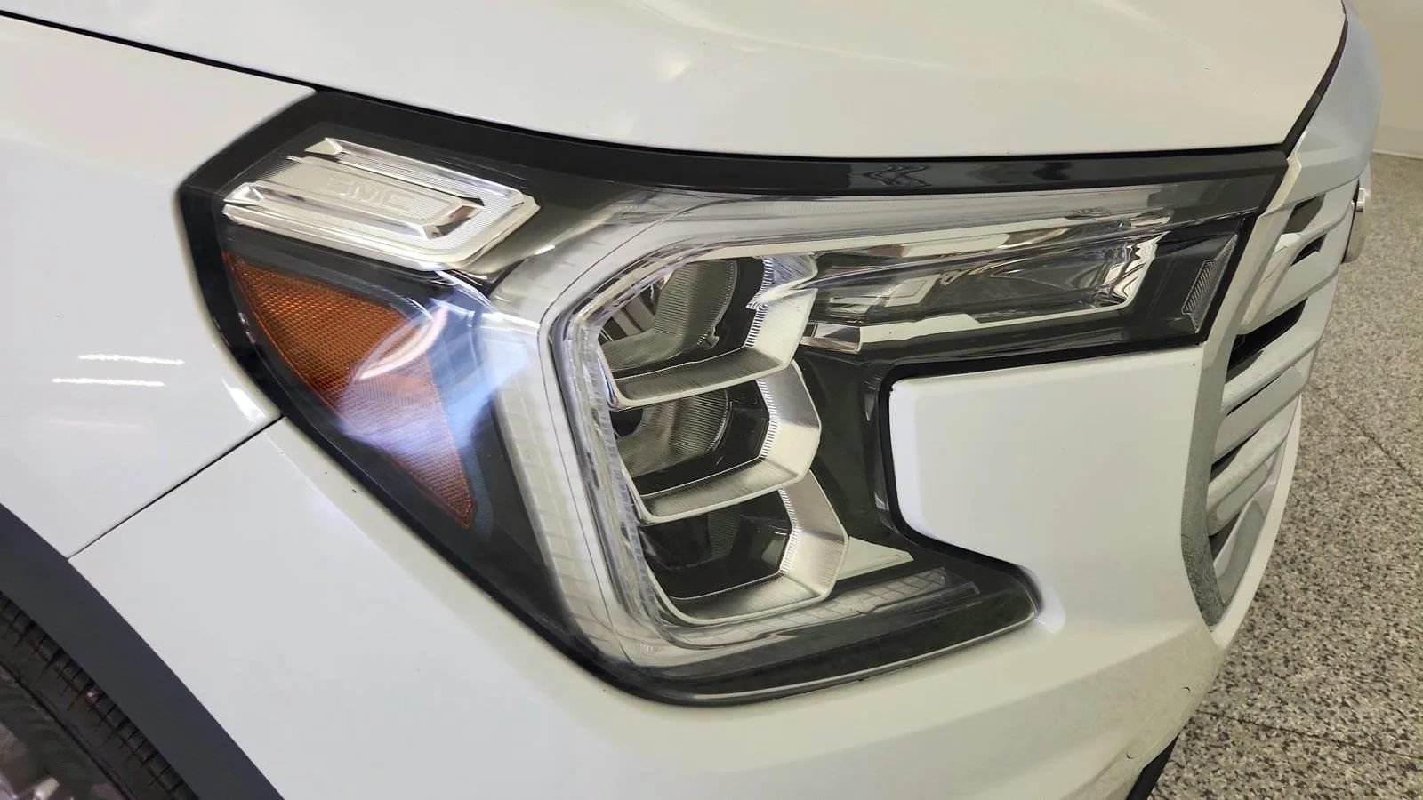 Used 2024 GMC Terrain SLT FWD image 31