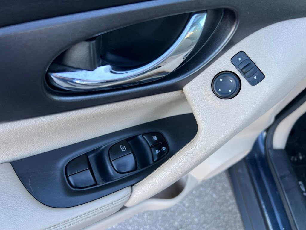 Used 2016 Nissan Rogue SV w/ SV Moonroof Package image 13