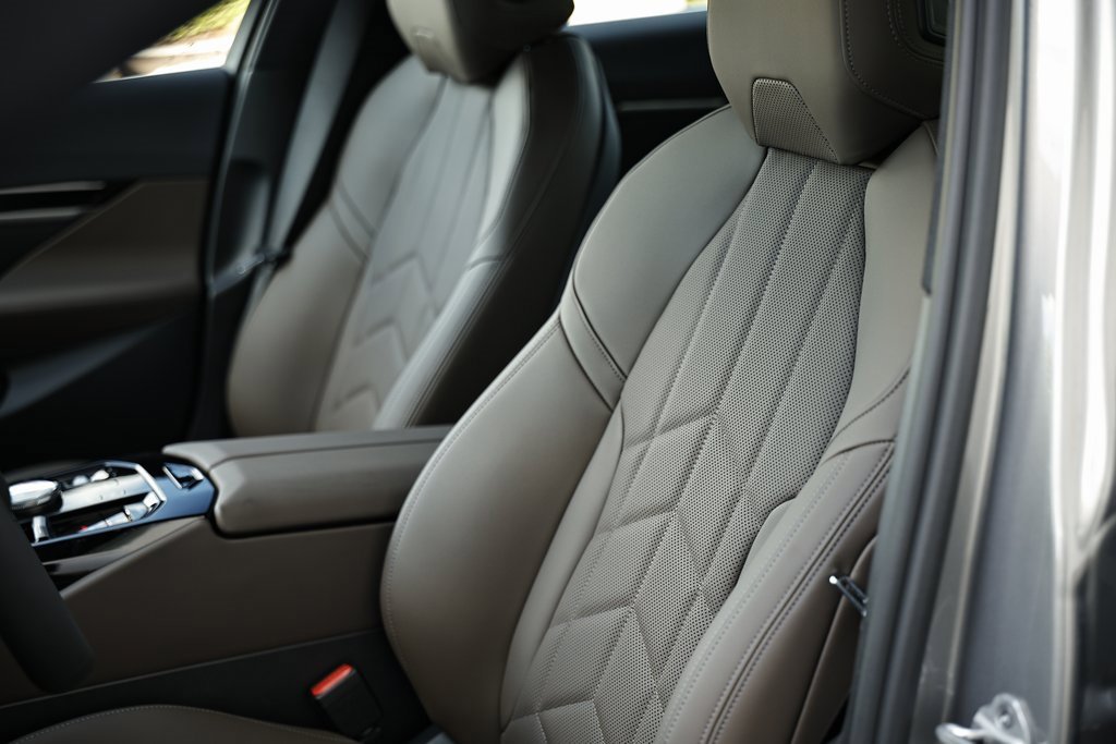 Used 2026 BMW 530i w/ Premium Package image 23