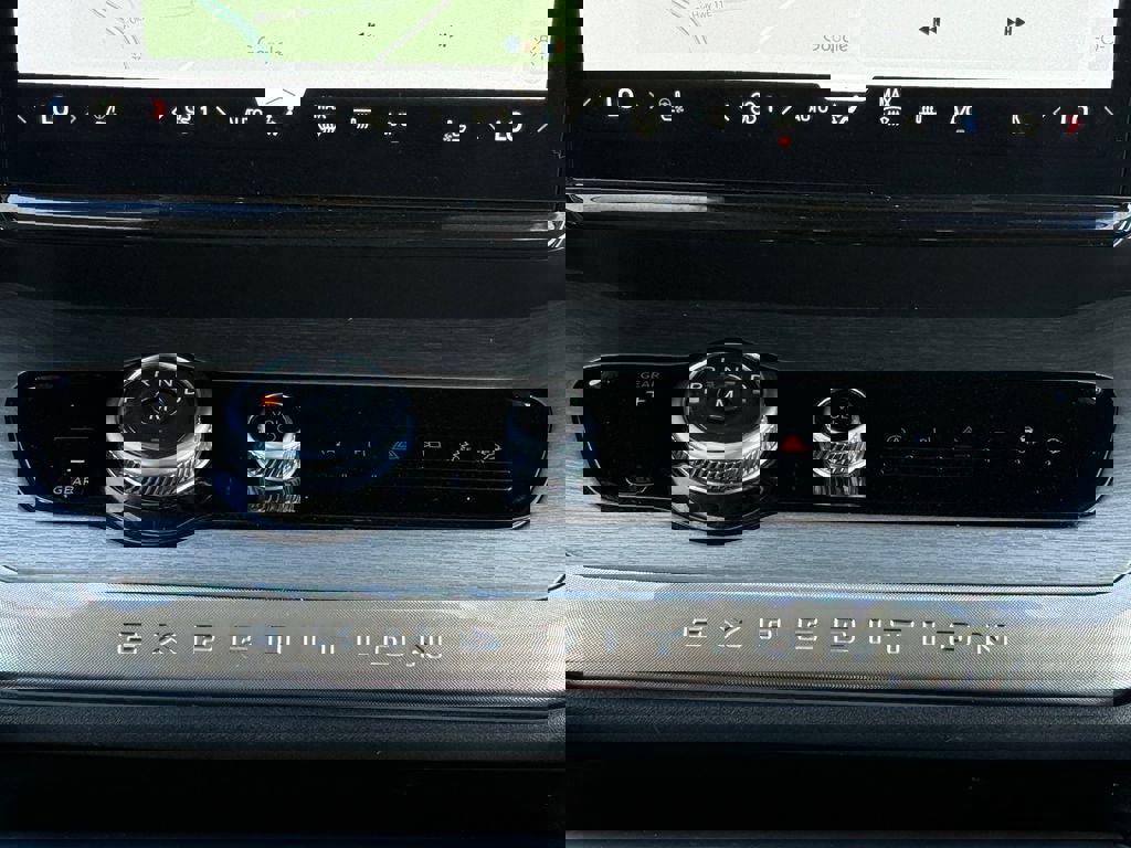 Used 2025 Ford Expedition Platinum image 25