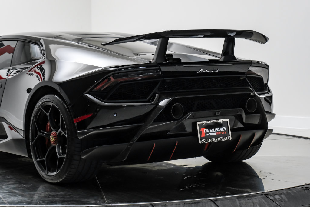Used 2018 Lamborghini Huracan Performante AWD/4WD image 15