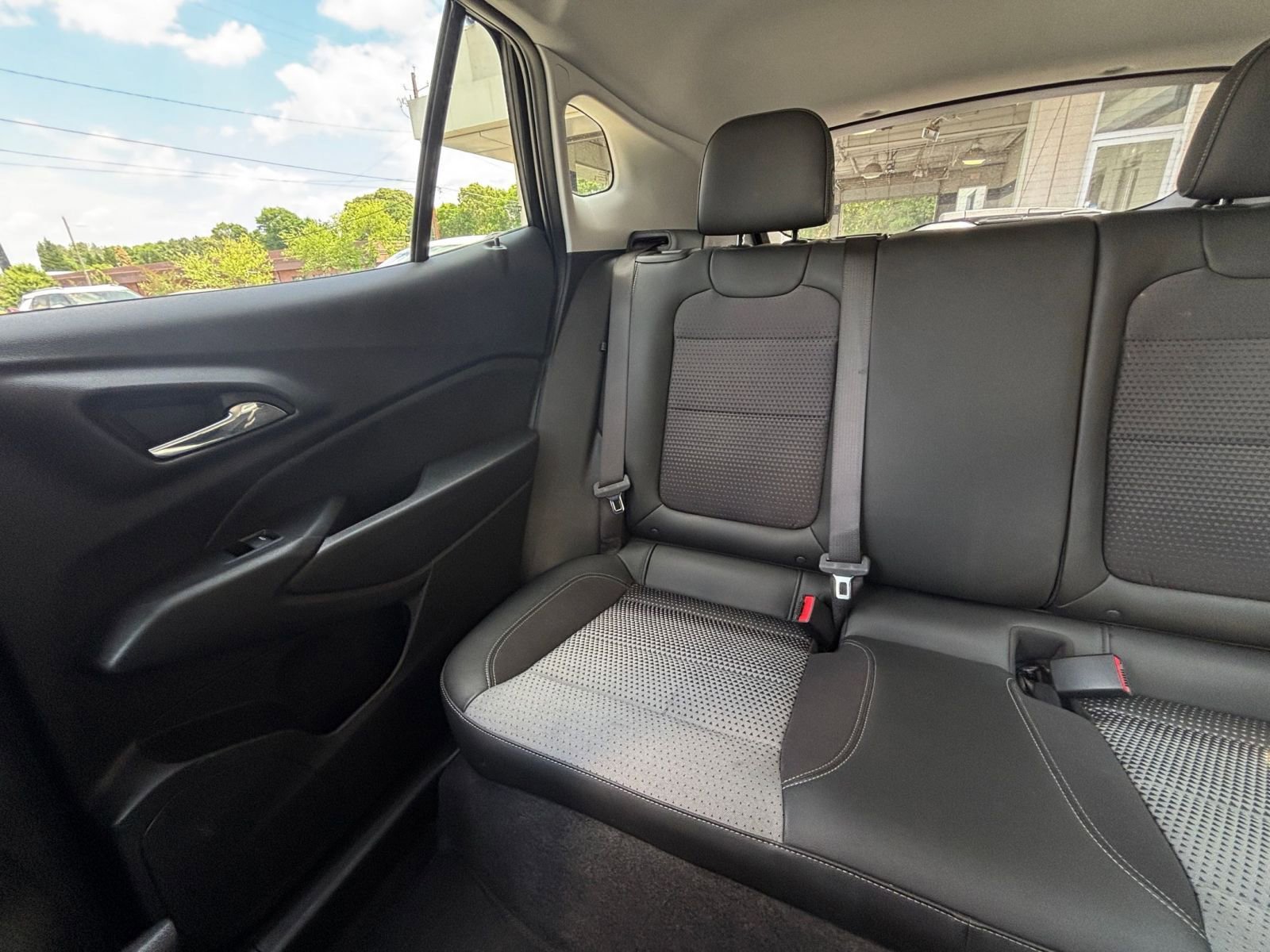 Used 2025 Chevrolet Trax LT FWD image 39