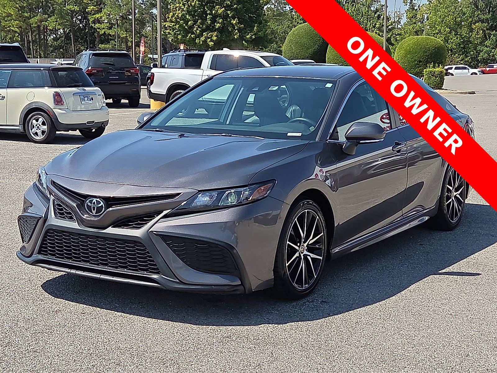 Used 2023 Toyota Camry SE FWD image 2