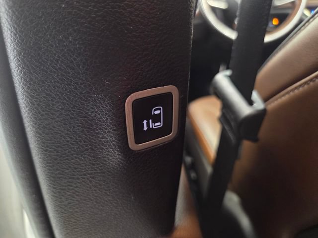 Used 2021 Chrysler Pacifica Limited w/ Uconnect Theater Family Group FWD image 17