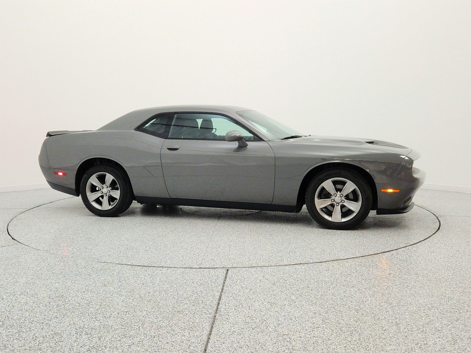 Used 2019 Dodge Challenger SXT RWD image 4