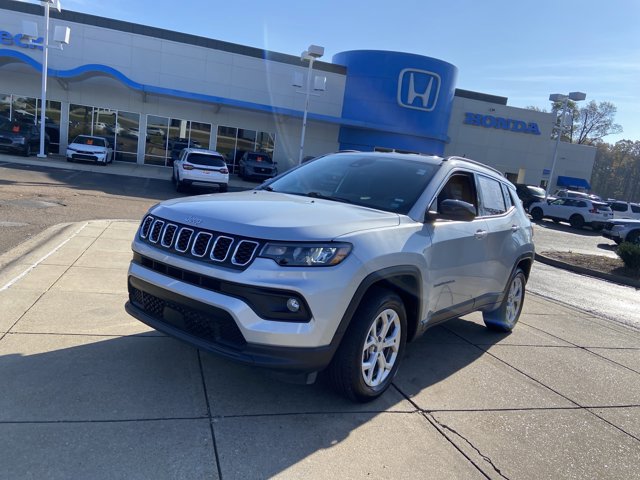 Used 2024 Jeep Compass Latitude image 4