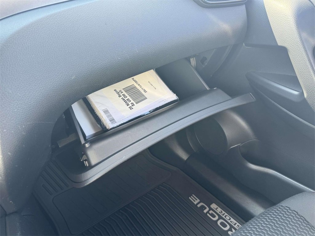 Used 2020 Nissan Rogue Sport S image 27