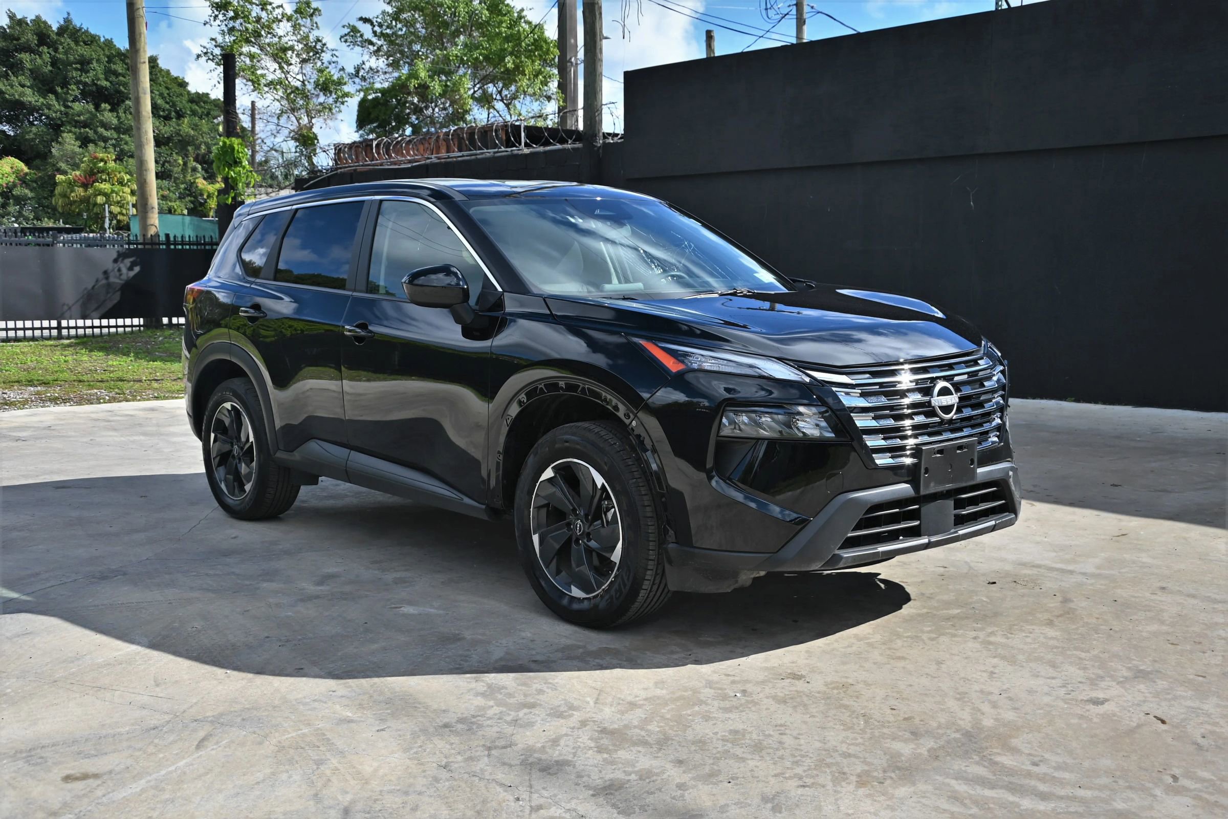Used 2025 Nissan Rogue SV image 1