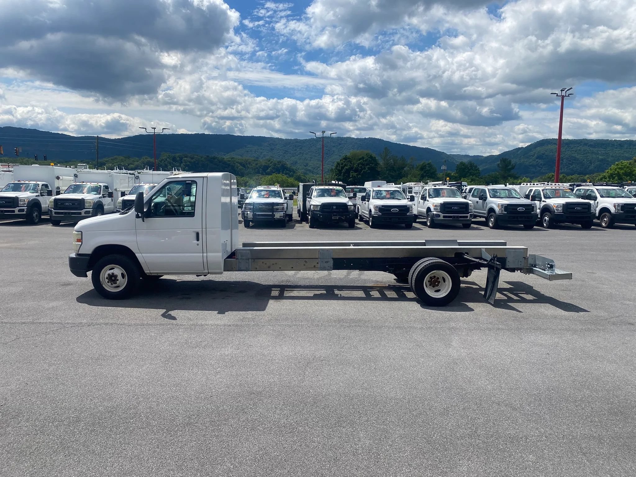 Used 2011 Ford E-450 and Econoline 450 Super Duty RWD image 3