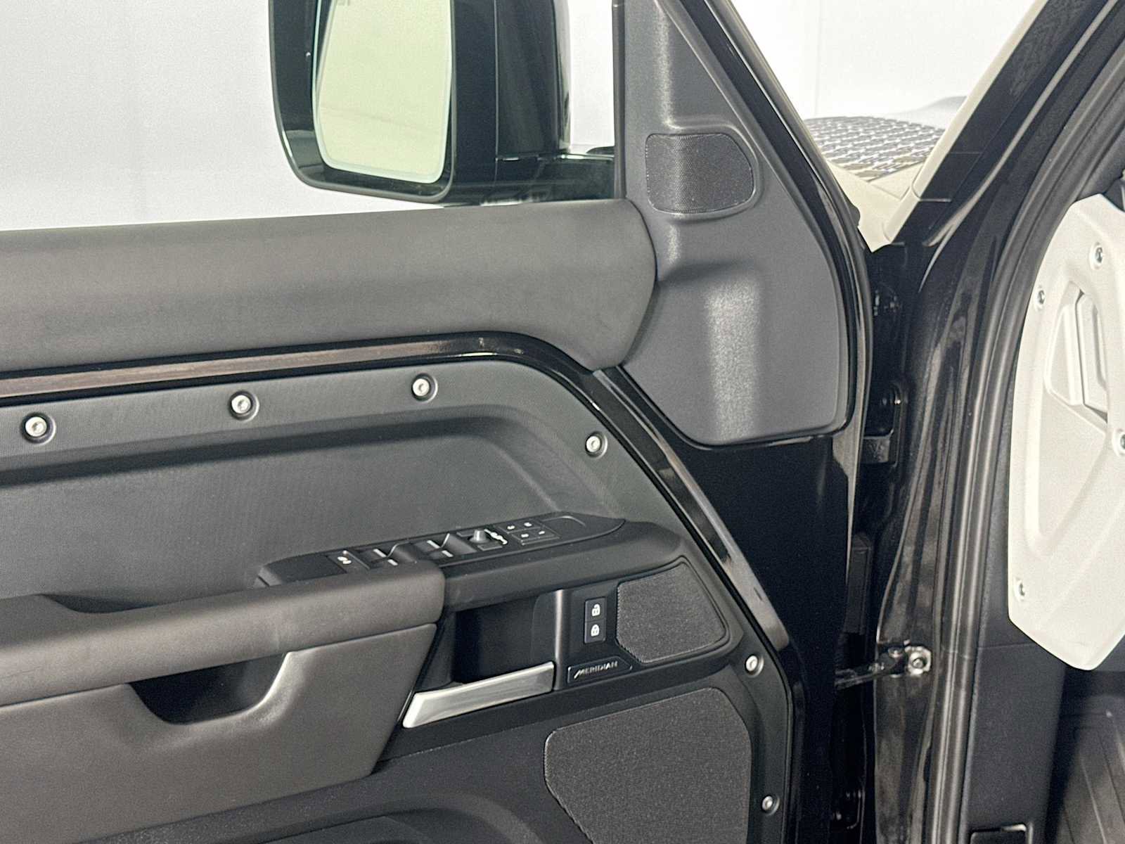 Used 2025 Land Rover Defender 110 S image 20