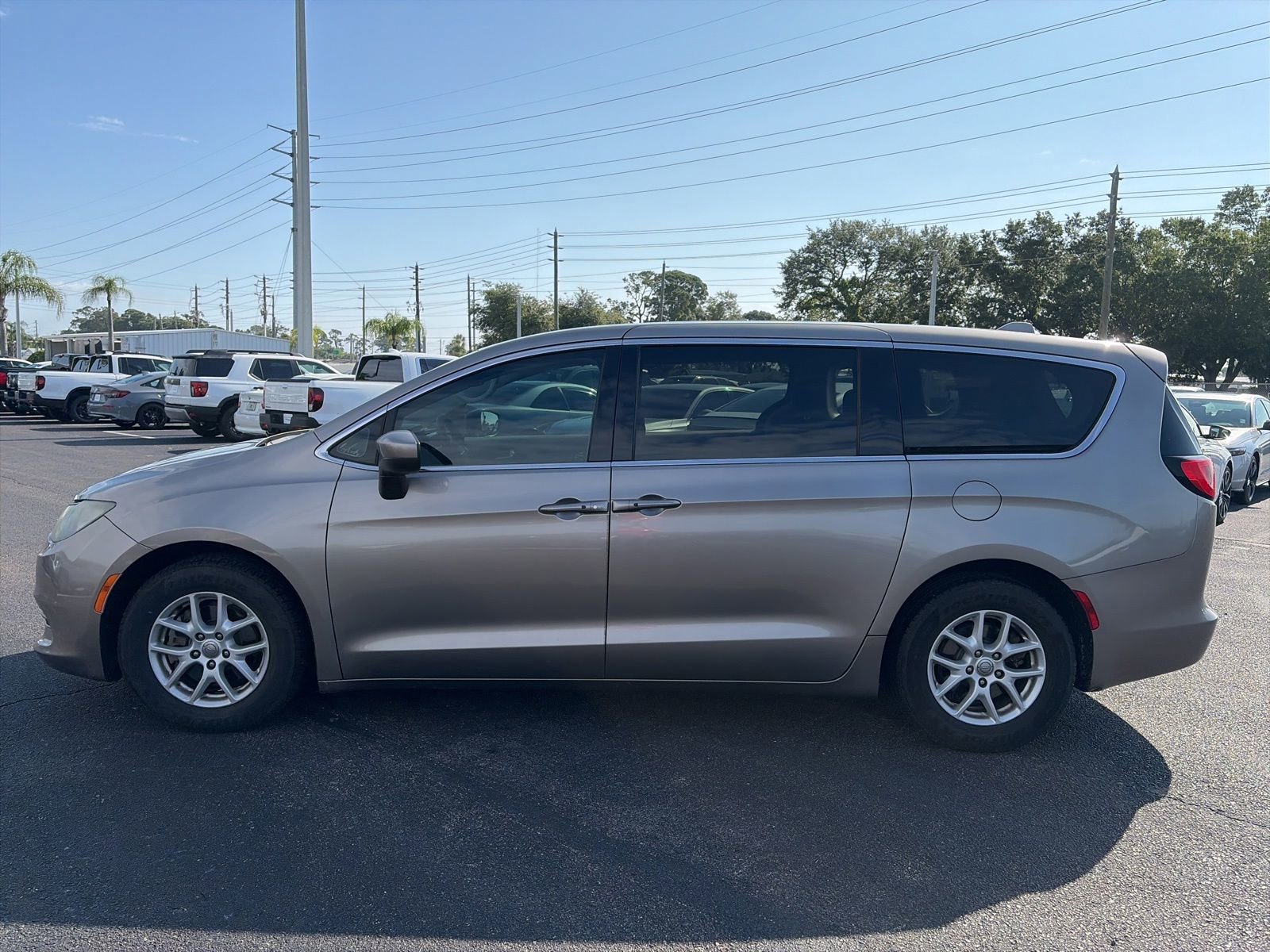 Used 2017 Chrysler Pacifica Touring FWD image 4