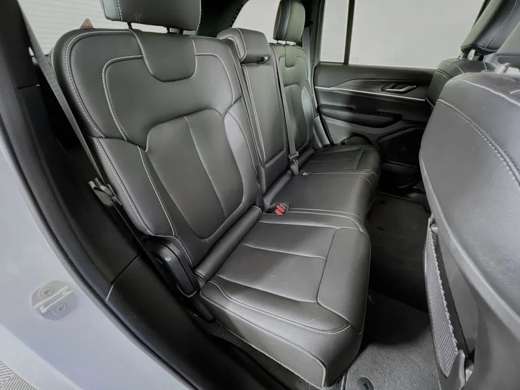 Used 2024 Jeep Grand Cherokee Limited w/ Black Appearance Package AWD/4WD image 27