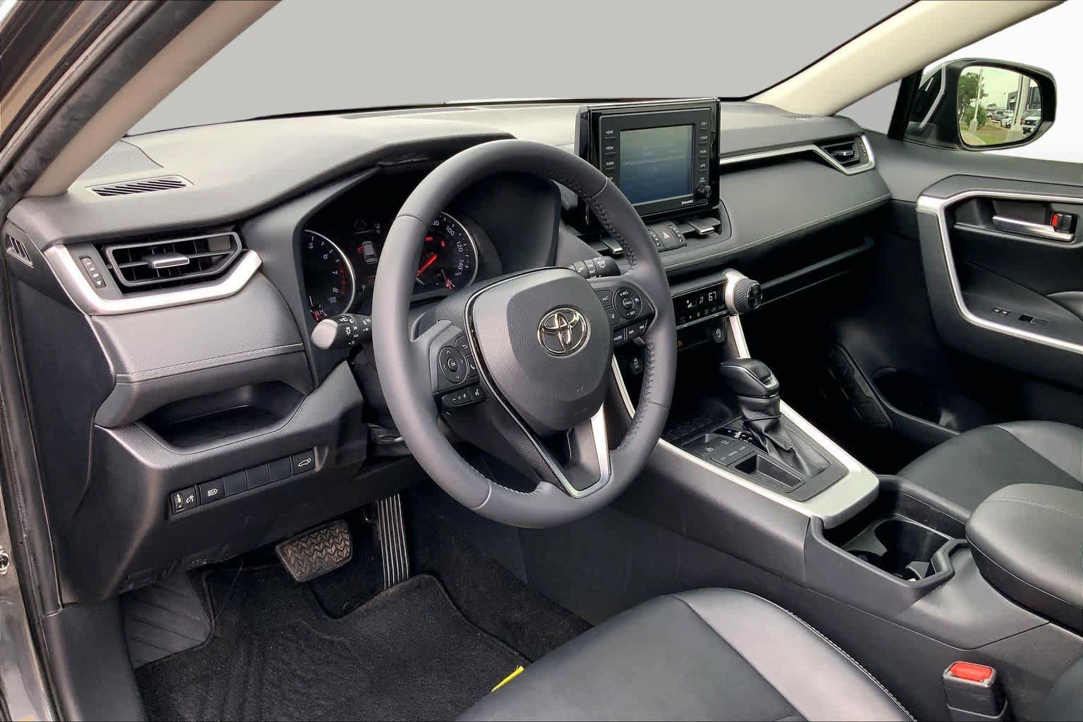 Used 2020 Toyota RAV4 XLE Premium FWD image 18