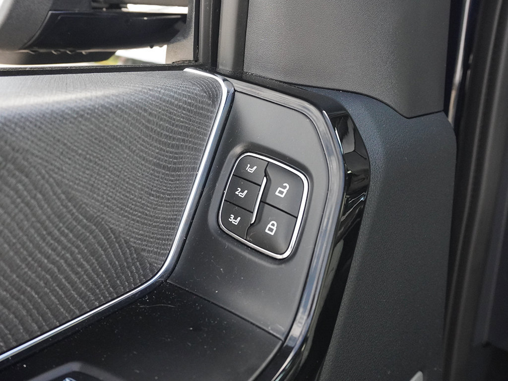 Used 2023 Ford F150 Lightning Platinum AWD/4WD image 43