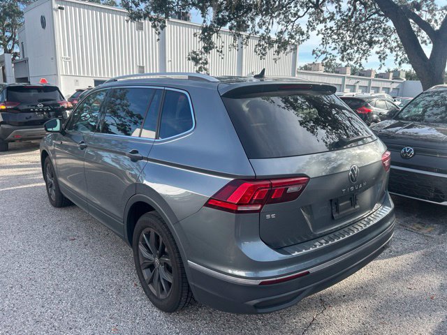 Used 2022 Volkswagen Tiguan SE w/ Panoramic Sunroof Package FWD image 3