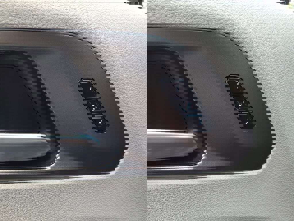 Used 2024 Chrysler Pacifica Touring-L image 38