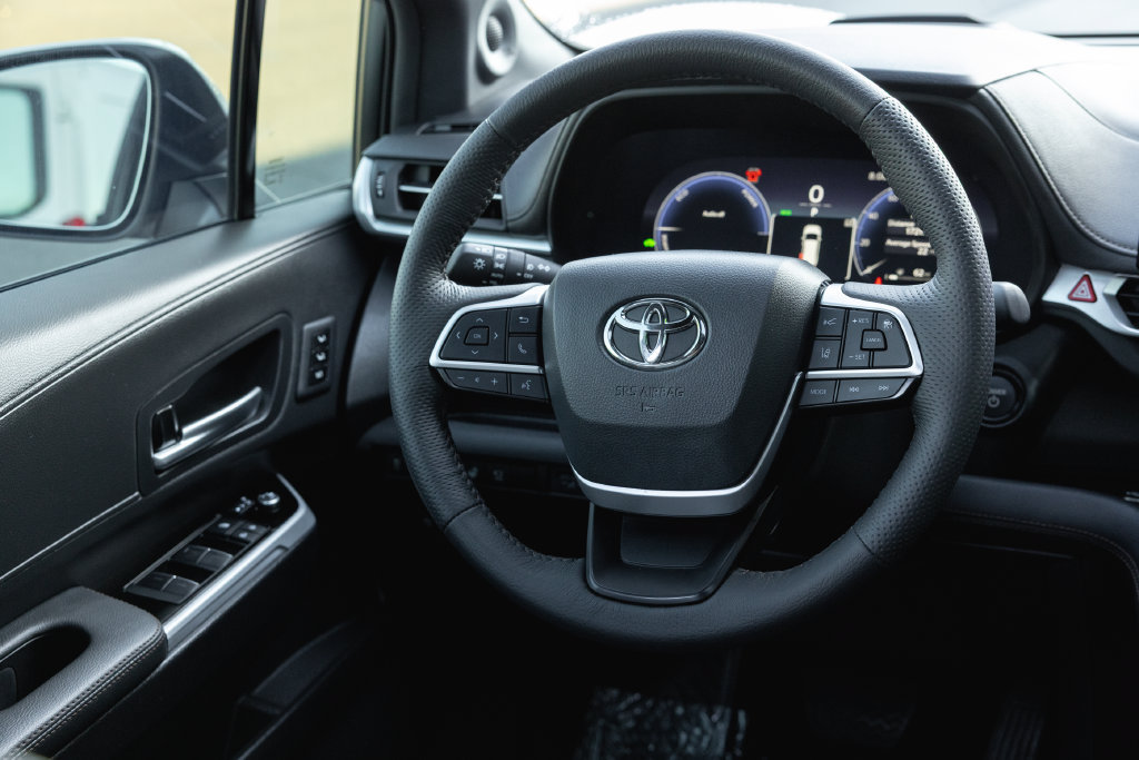 Certified 2025 Toyota Sienna Platinum AWD/4WD image 28