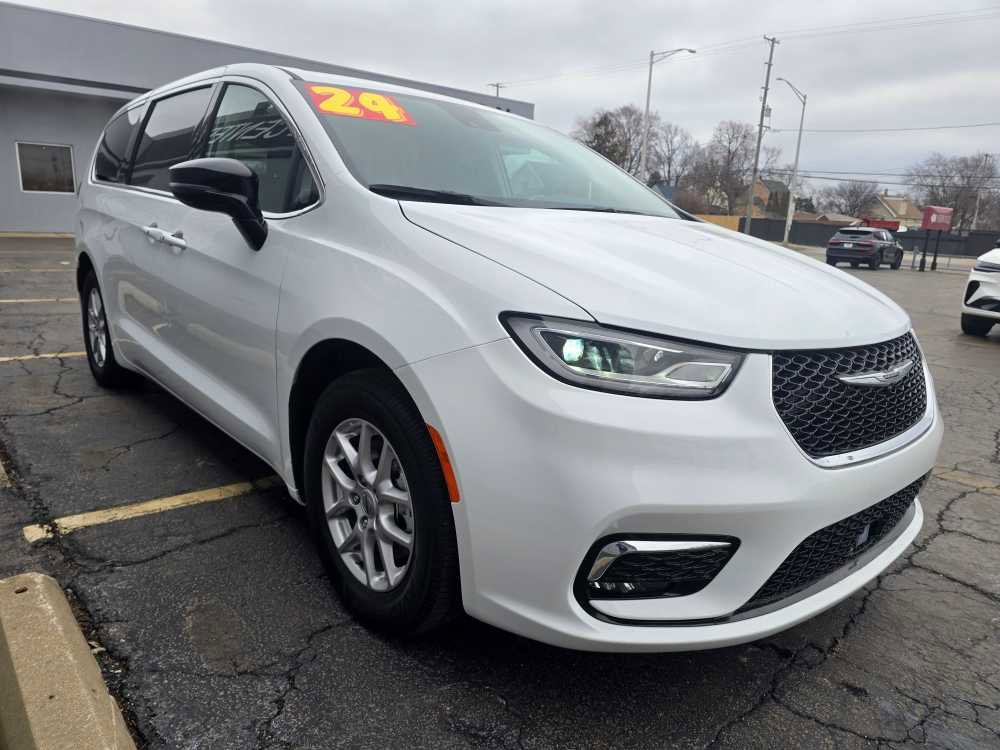 Used 2024 Chrysler Pacifica Touring-L image 5