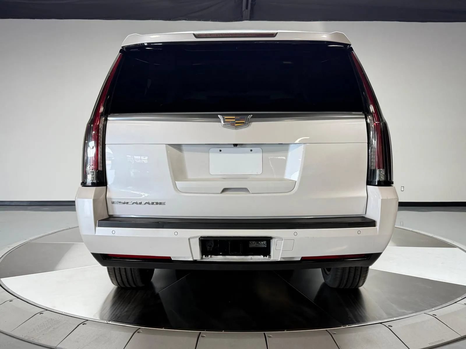Used 2016 Cadillac Escalade ESV Luxury RWD image 5