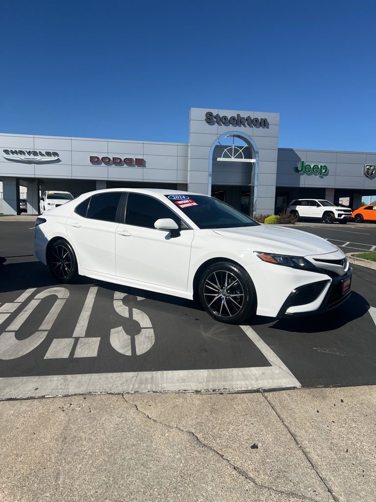 Used 2024 Toyota Camry SE w/ Convenience Package image 2
