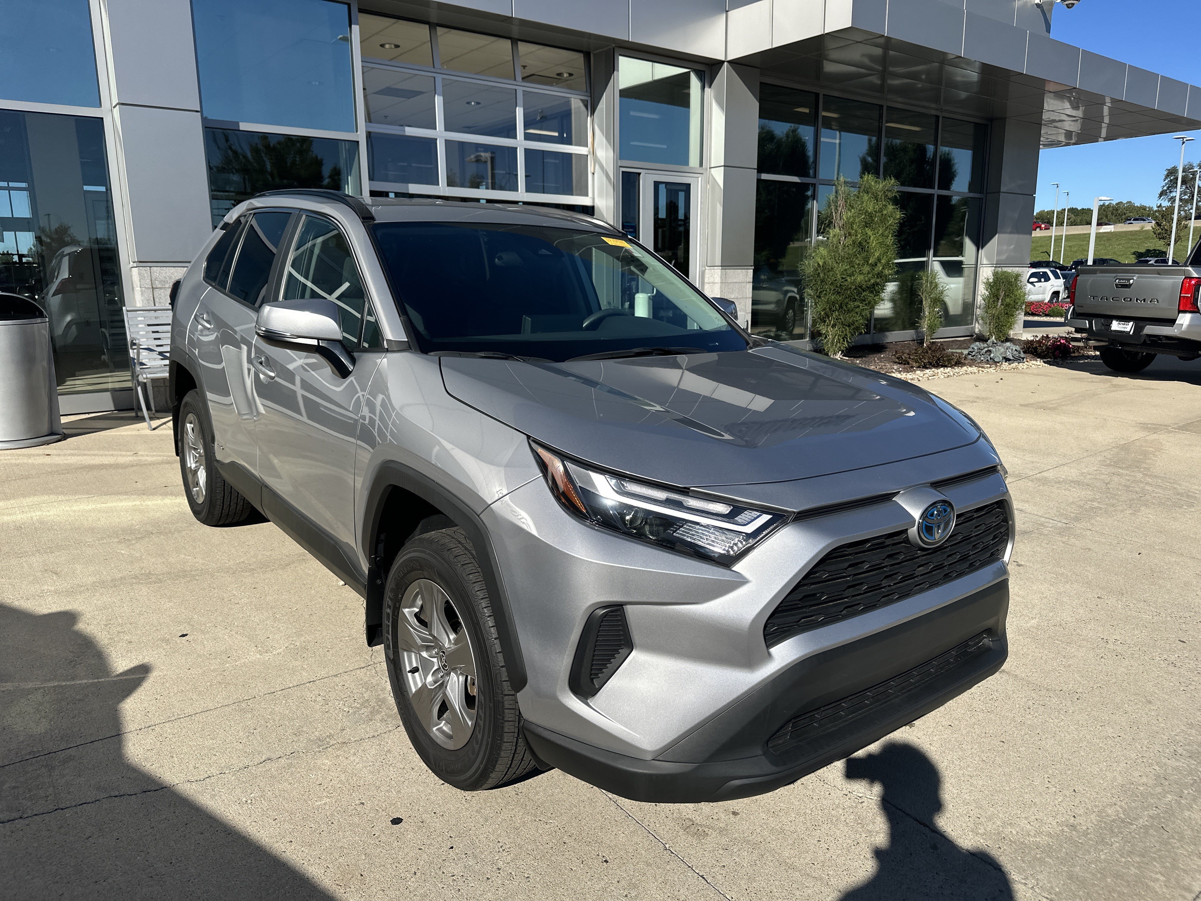Used 2024 Toyota RAV4 XLE AWD/4WD image 2