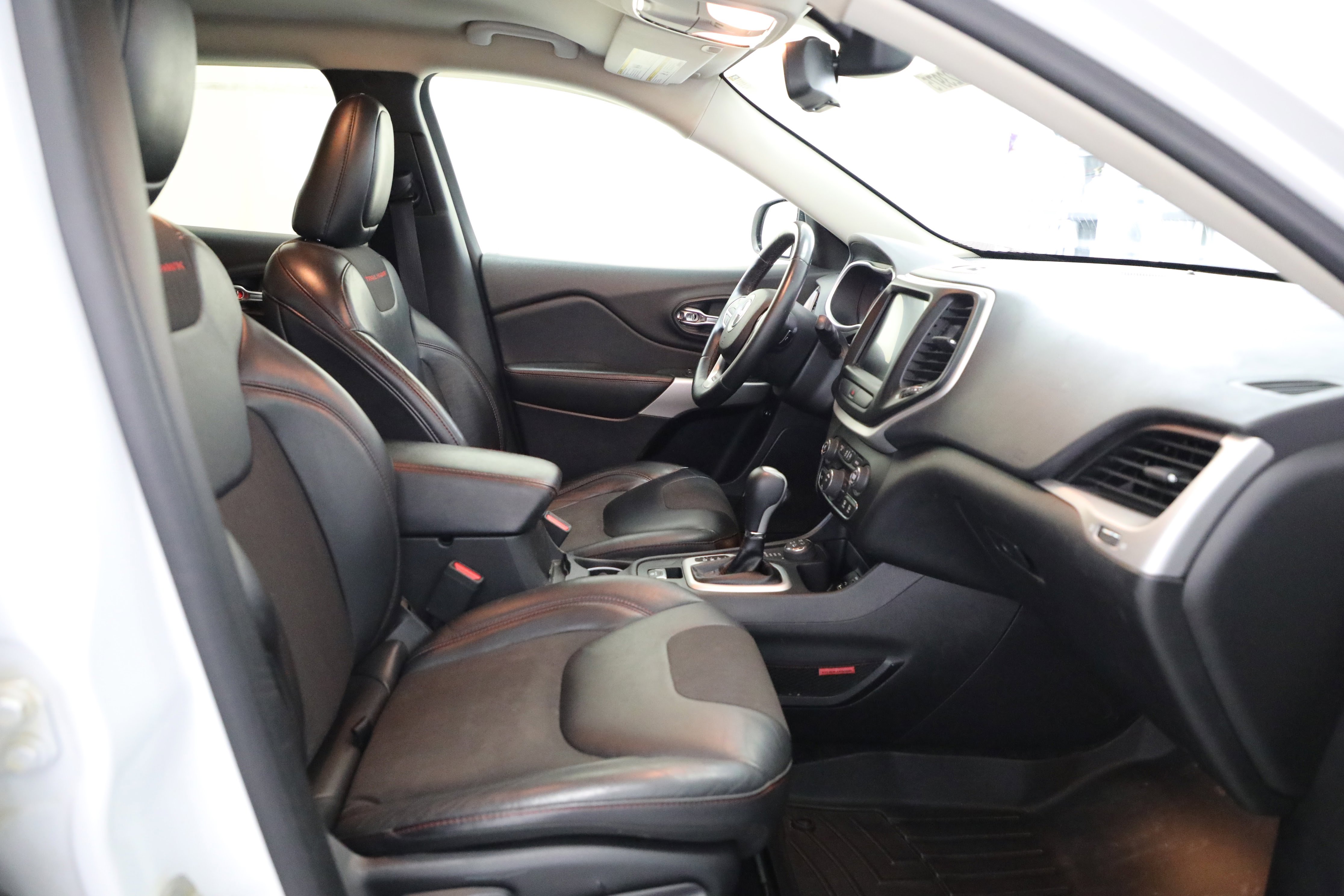 Used 2017 Jeep Cherokee Trailhawk w/ Cold Weather Group image 12