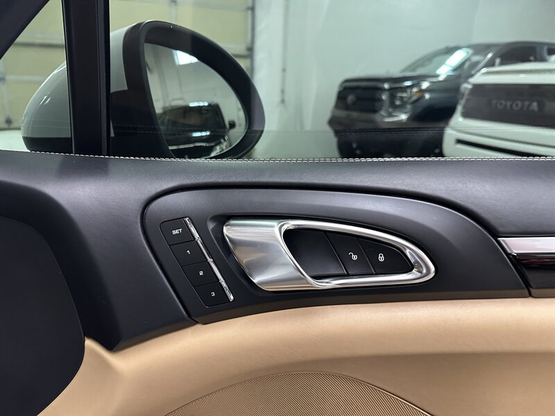 Used 2014 Porsche Cayenne Turbo AWD/4WD image 28