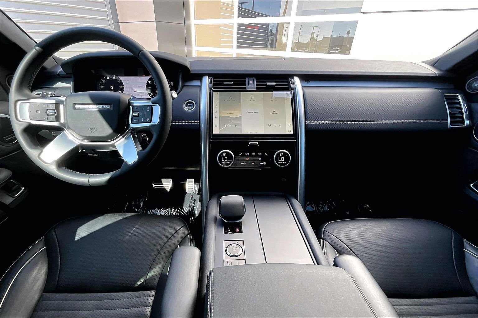 Used 2024 Land Rover Discovery Dynamic SE image 14