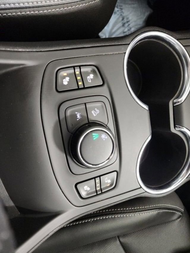 Used 2022 GMC Terrain SLT w/ Elevation Edition image 33