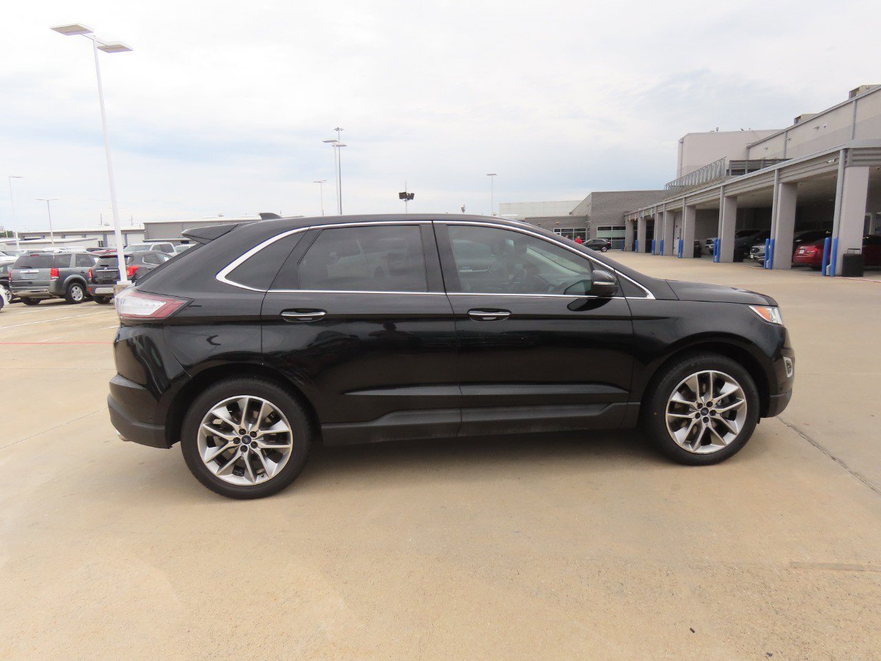 Used 2017 Ford Edge Titanium w/ Equipment Group 302A FWD image 10