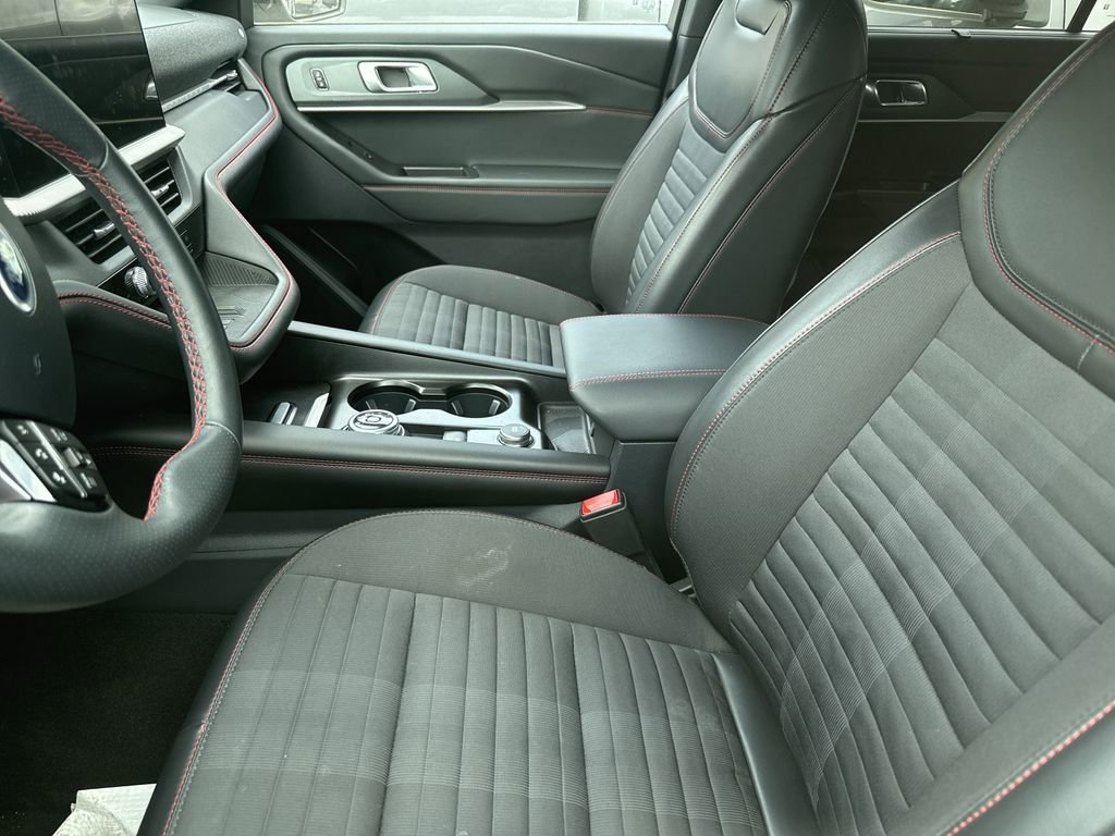 Used 2025 Ford Explorer ST-Line w/ Premium Package image 9