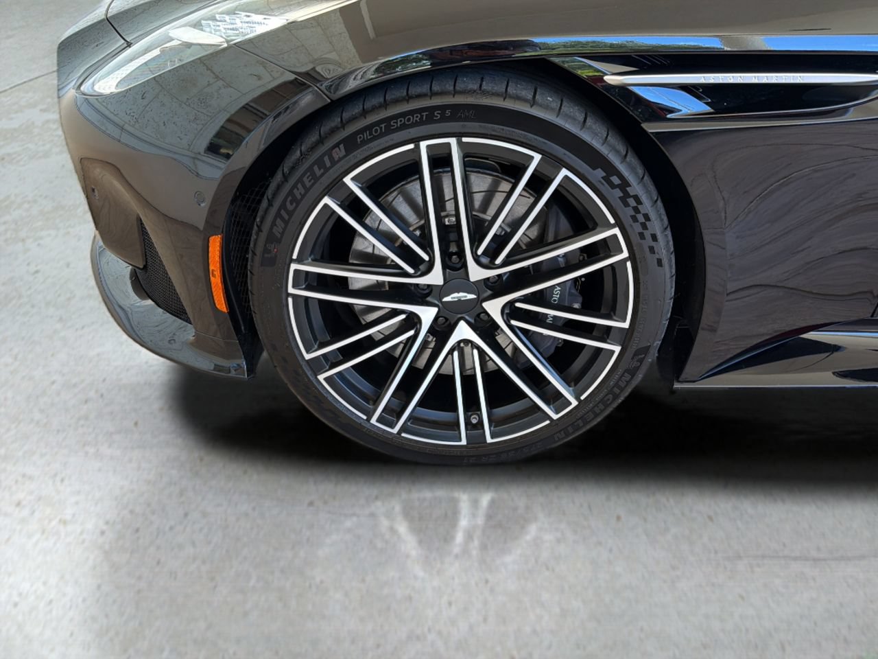 Used 2026 Aston Martin DB12 Convertible RWD image 29