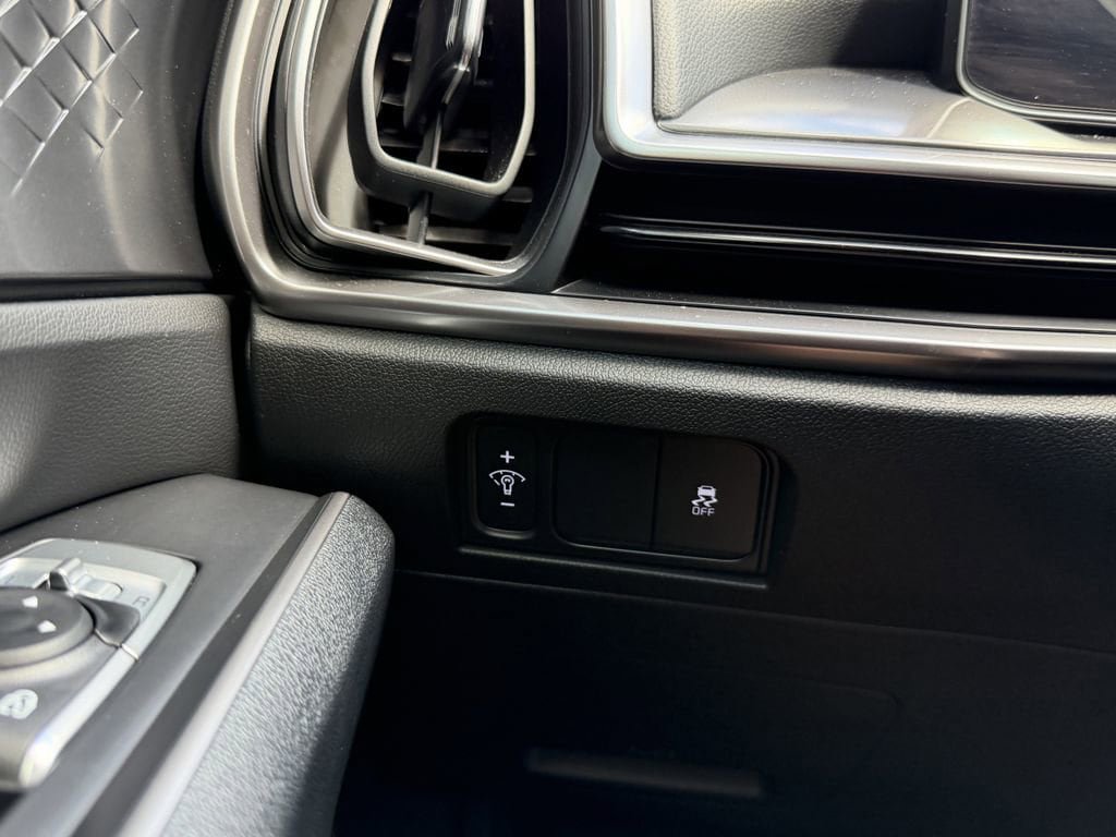 Used 2025 Kia Sorento S FWD image 28