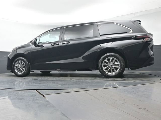 Used 2025 Toyota Sienna XLE image 37