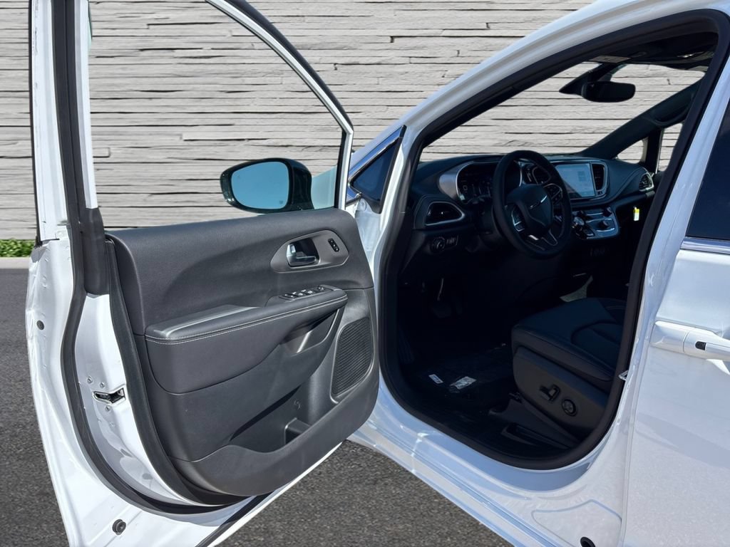 New 2025 Chrysler Pacifica Select FWD image 10
