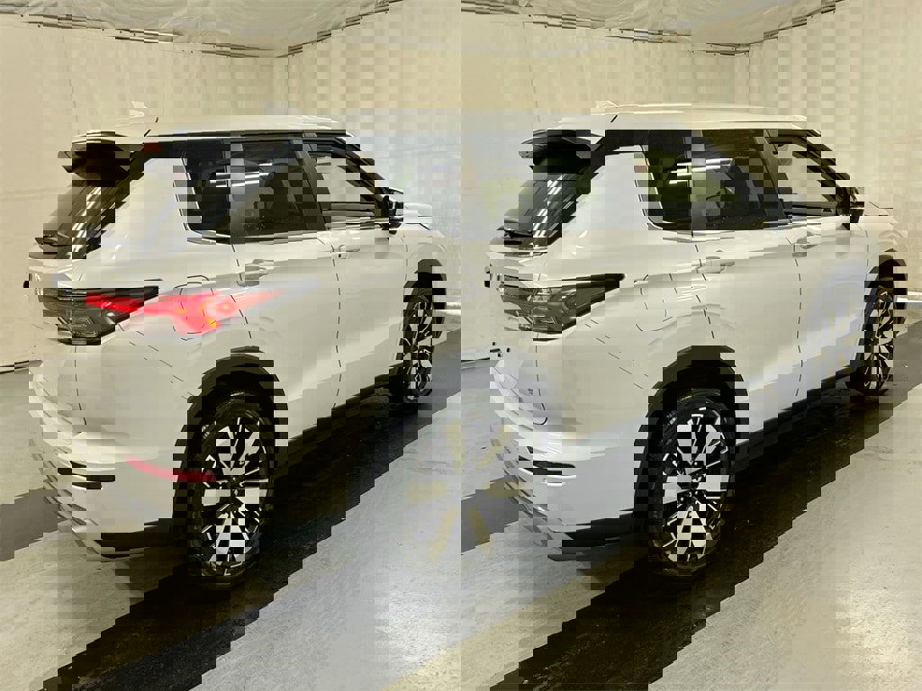 New 2025 Mitsubishi Outlander SE image 2