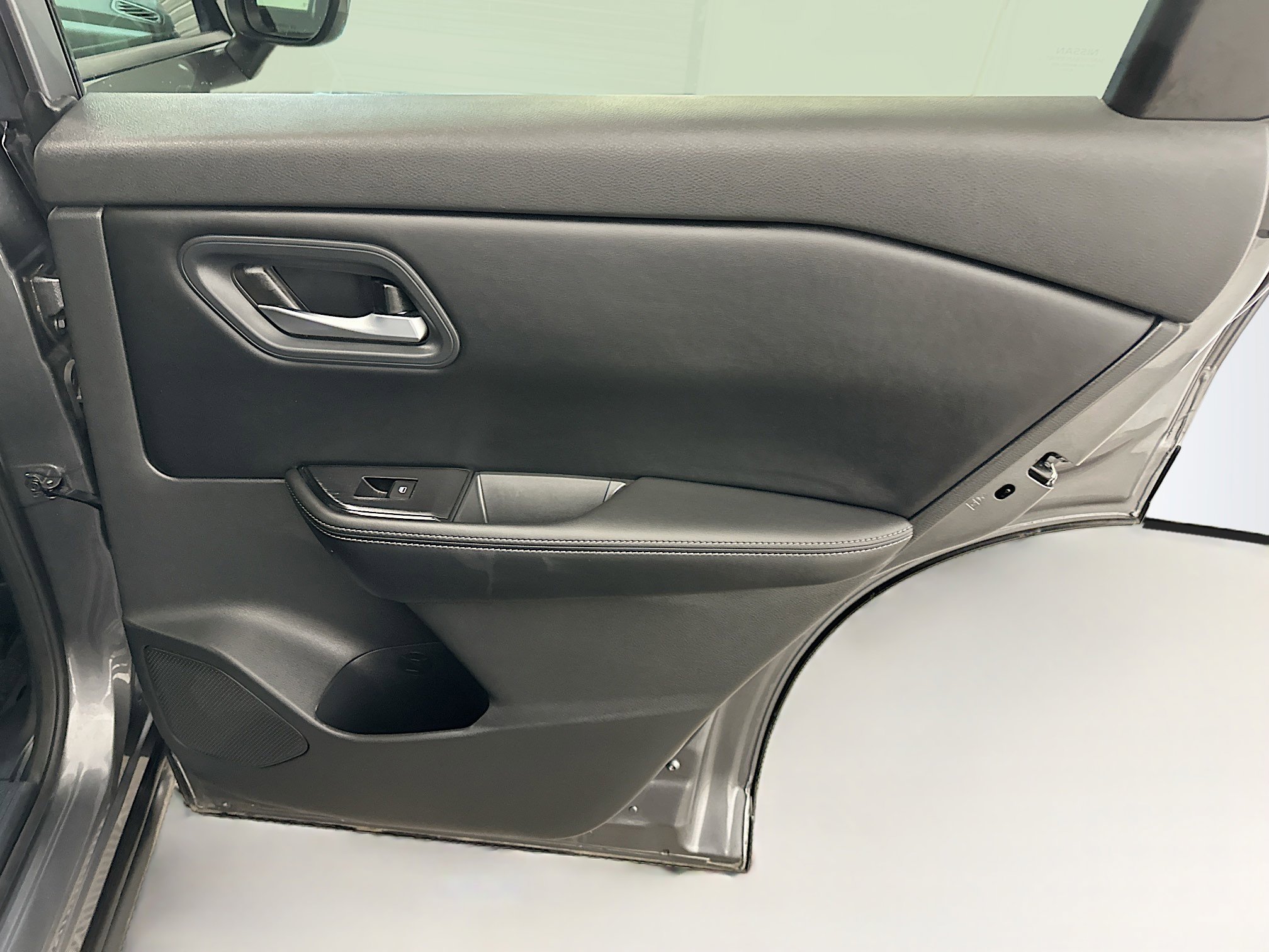 Used 2025 Nissan Rogue SV image 31