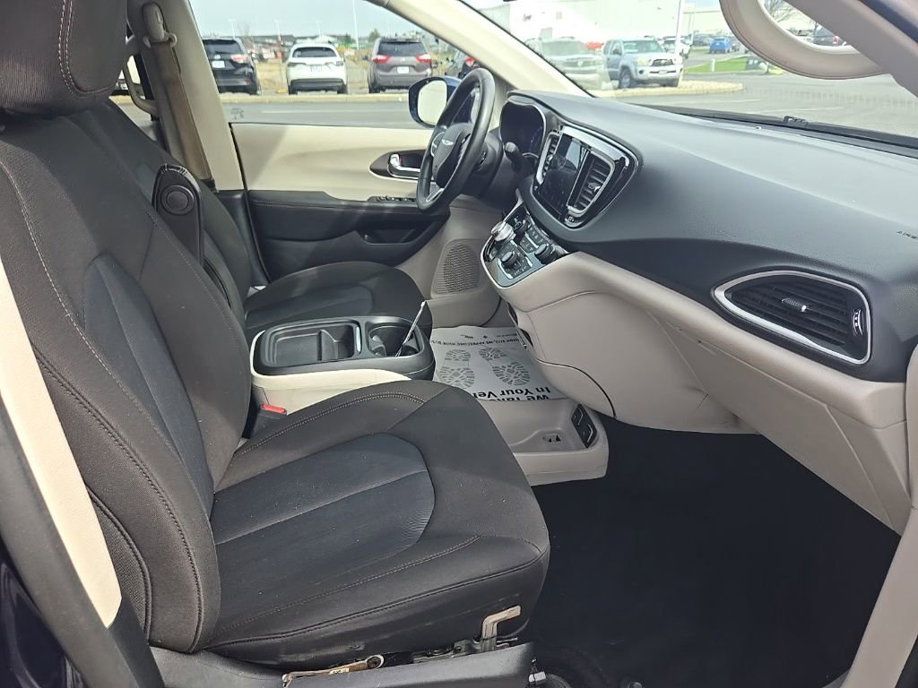 Used 2020 Chrysler Pacifica Touring w/ Advanced Safetytec Group image 28