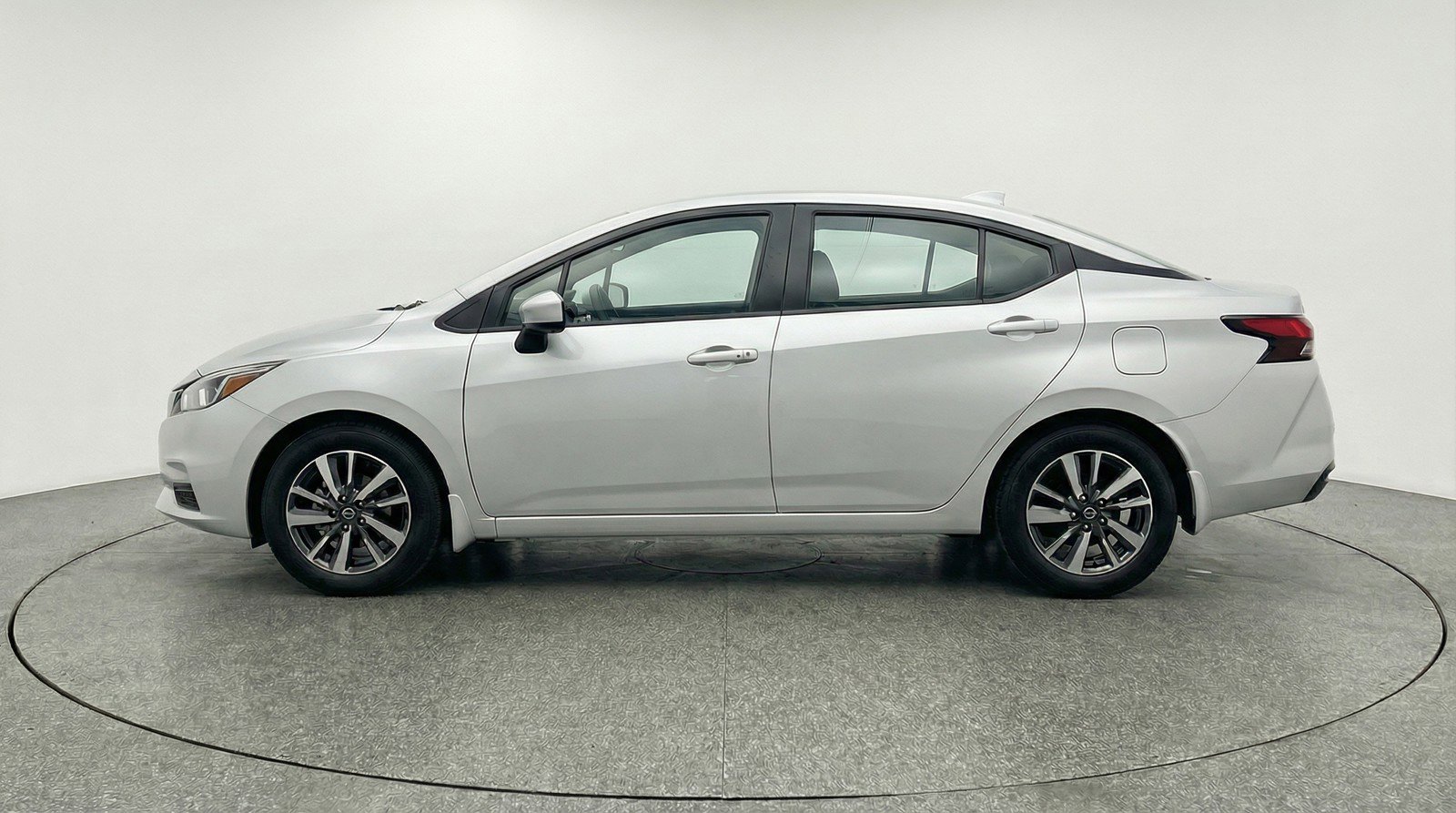 Used 2025 Nissan Versa SV image 5