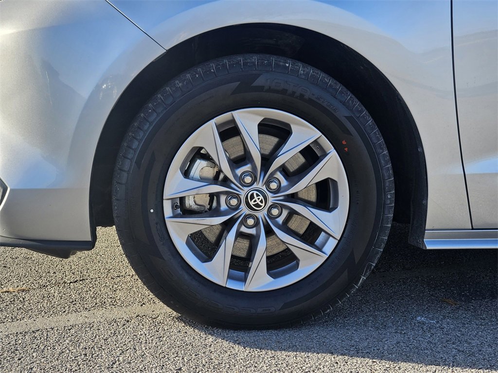 Used 2024 Toyota Sienna LE image 11