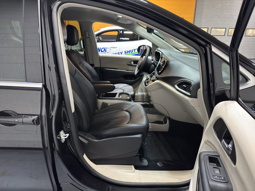 Used 2024 Chrysler Pacifica Touring-L image 21